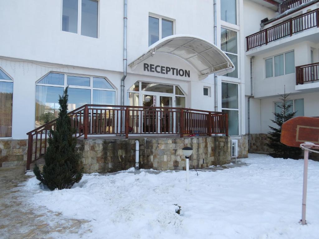 Eagle Rock Beli Iskar - Main entrance and reception area in the apartment complex