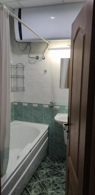 Panoramic 301 - Clean and modern en-suite bathroom with bathtub and private boiler