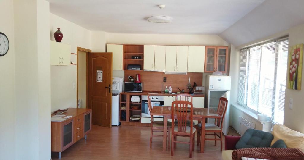 Panoramic 301 - Fully equipped kitchen with dining area and forest view