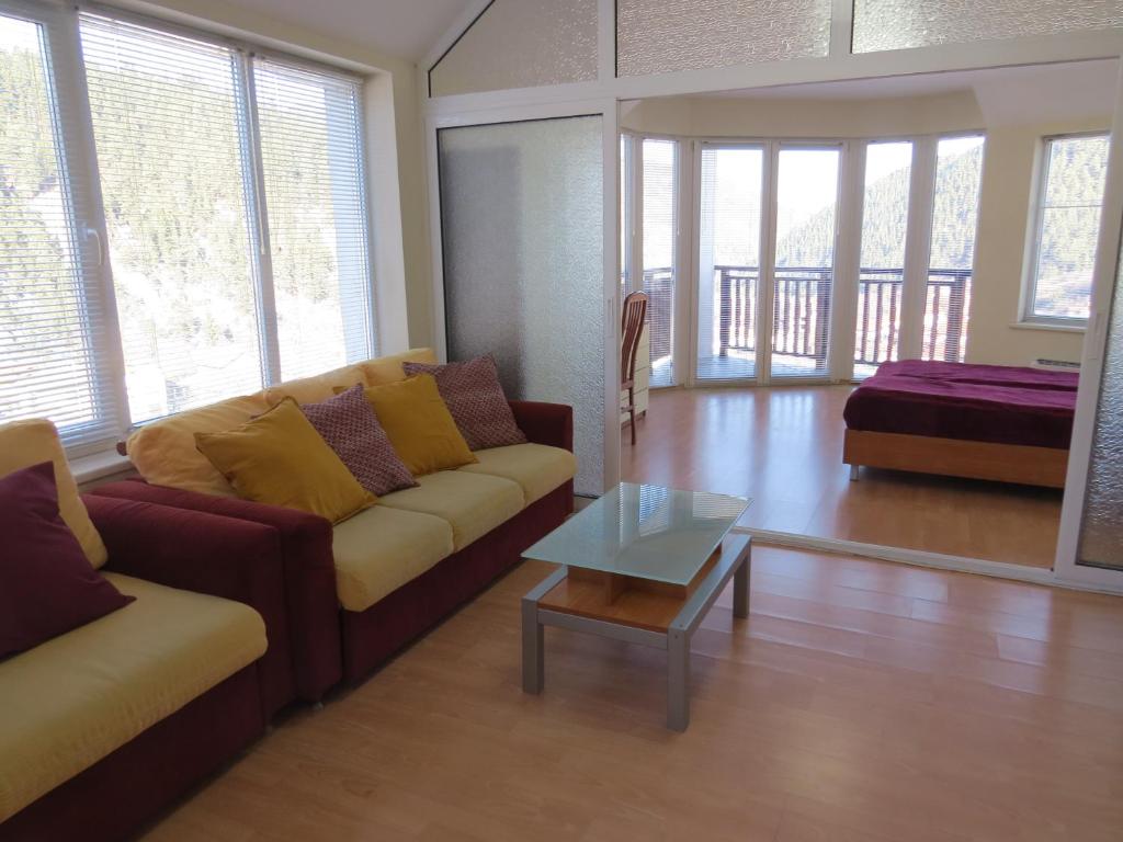 Panoramic 301 - Spacious living room with comfortable sofa, coffee table and mountain view