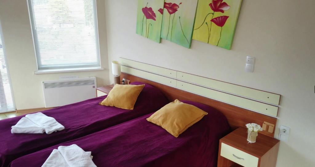 Panoramic 301 - King size bed with premium linens and stylish interior art in the master bedroom